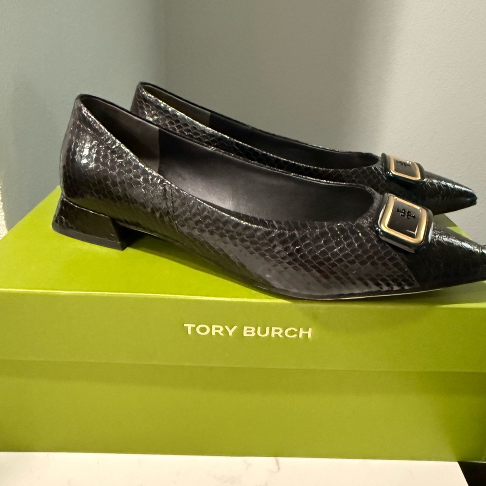 Tory Burch black flats, worn twice. Comes in its original box - Picture 2 of 4